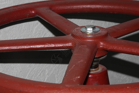 酒红色水供应控制机上的大红轮水暖安全图片