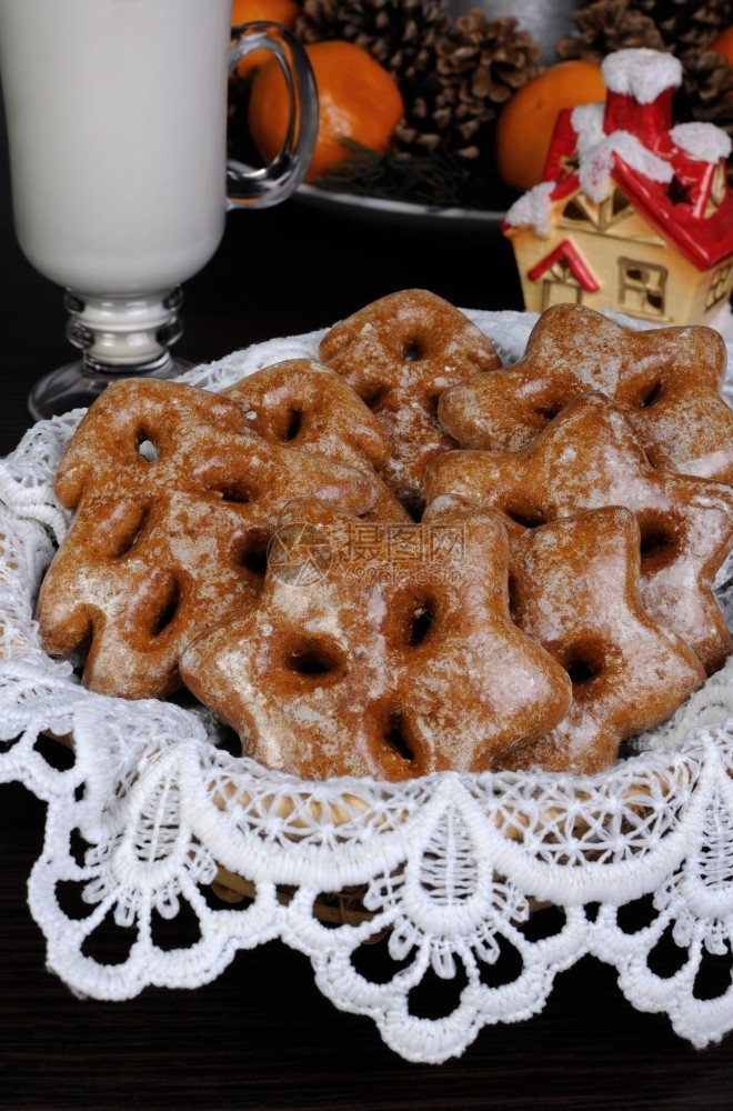 早午餐圣诞节姜饼以树和星的形式在圣诞餐桌上配奶粉甜的图片