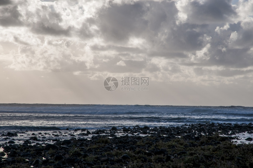 夏天水兰萨罗特岛日落时的兰萨罗特海滩充满活力图片