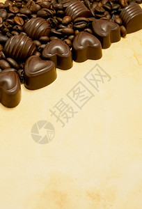 美味的巧克力和咖啡豆背景图片