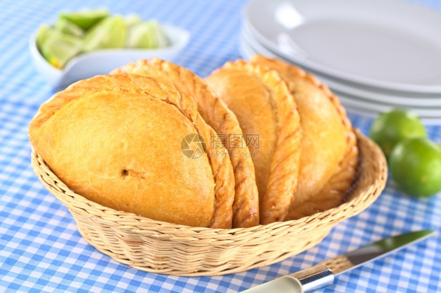 馅饼填充秘鲁的零食叫做Empanadas派里面装满鸡肉和牛选择焦点关注前线中部篮子图片