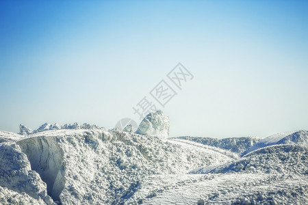 白雪覆盖的山图片