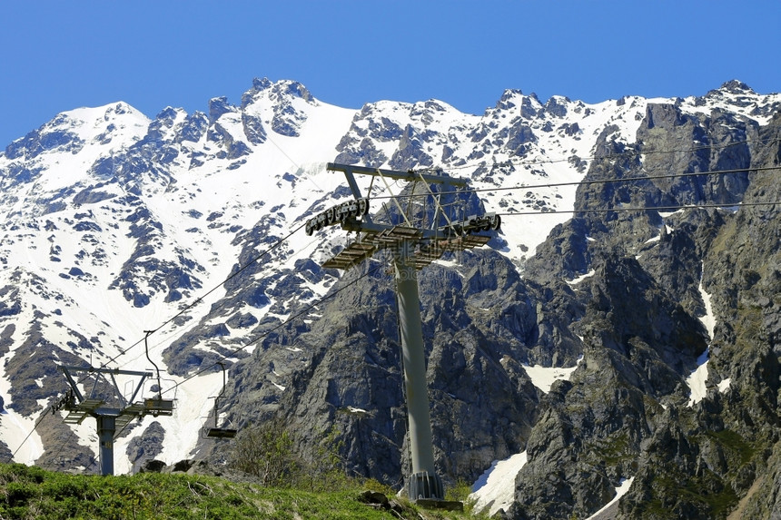 雪山上的滑道图片