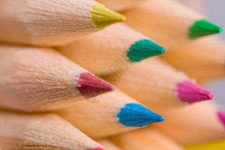 各种颜色的木制铅笔成品图片