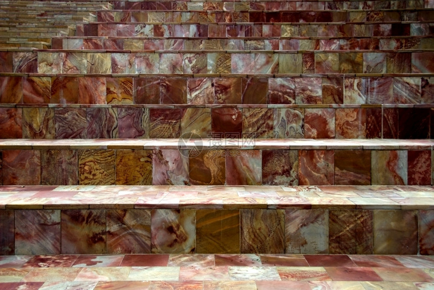 多色雕刻的石头楼梯粗糙棕色板坯图片
