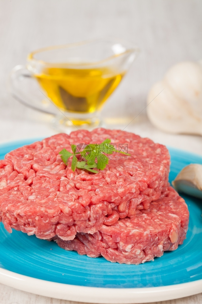 新鲜的生汉堡肉有欧斯利红色的营养美食图片