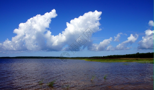 白色的户外位于多彩天空背景的海湾地平线图片