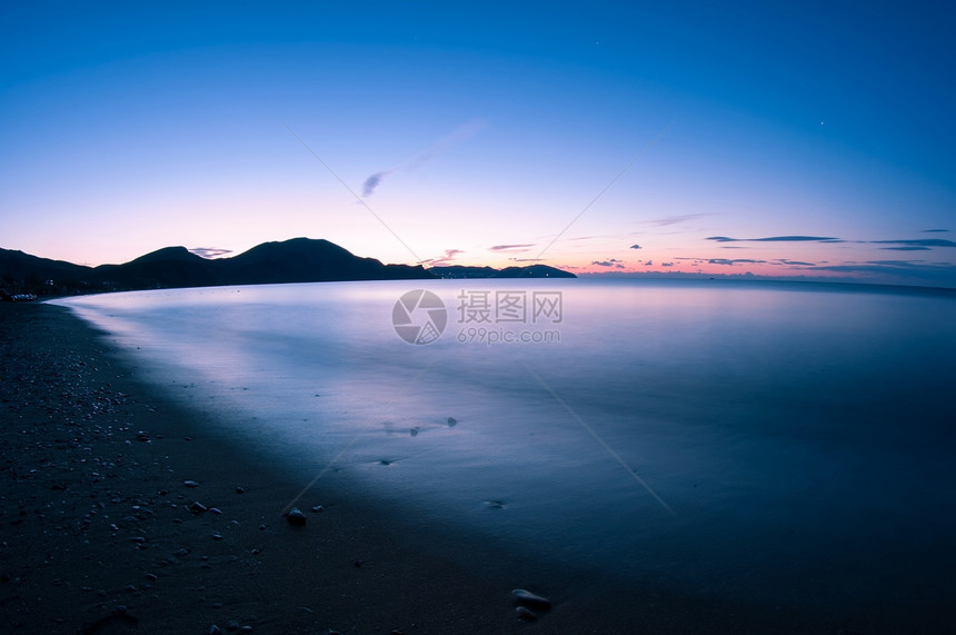 夜晚克里米亚海湾夜景蓝色的滩图片