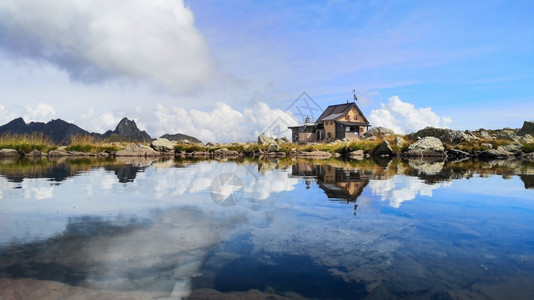 湖边的小屋和山峰图片