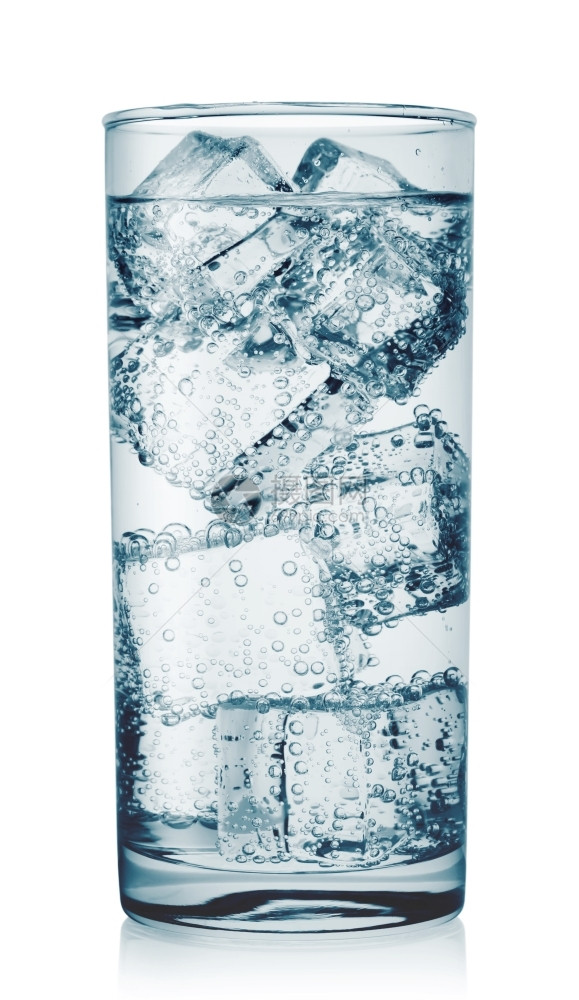 液体立方湿的白色背景冰块隔开玻璃杯水图片