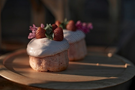 健康土制水果蛋糕带有松莓水果蛋糕和草放图片