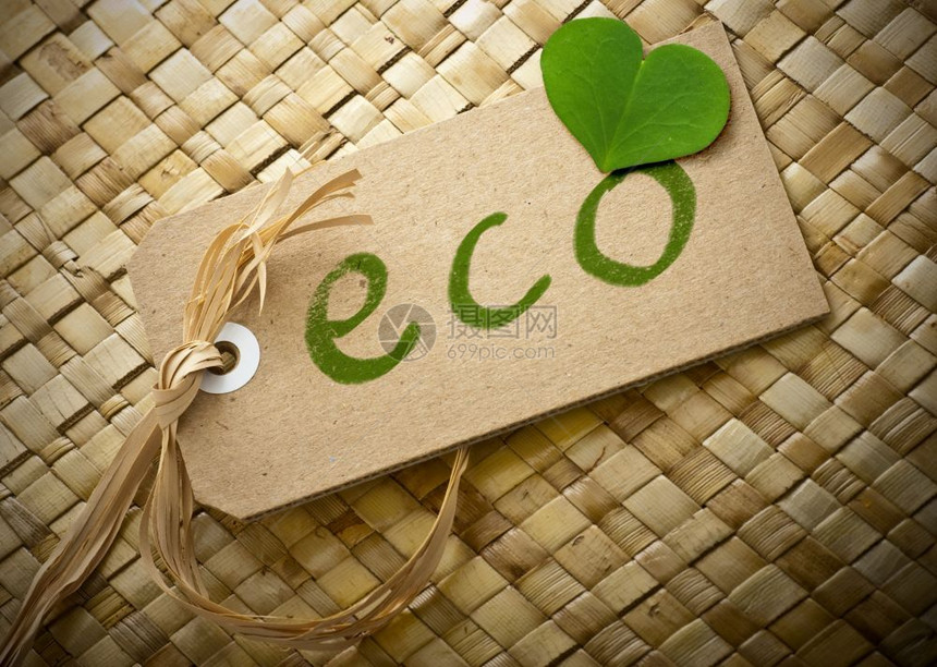 写在纸板标签自然字符串棕色背景生态友好标签上的生态字词心绿色植物图片