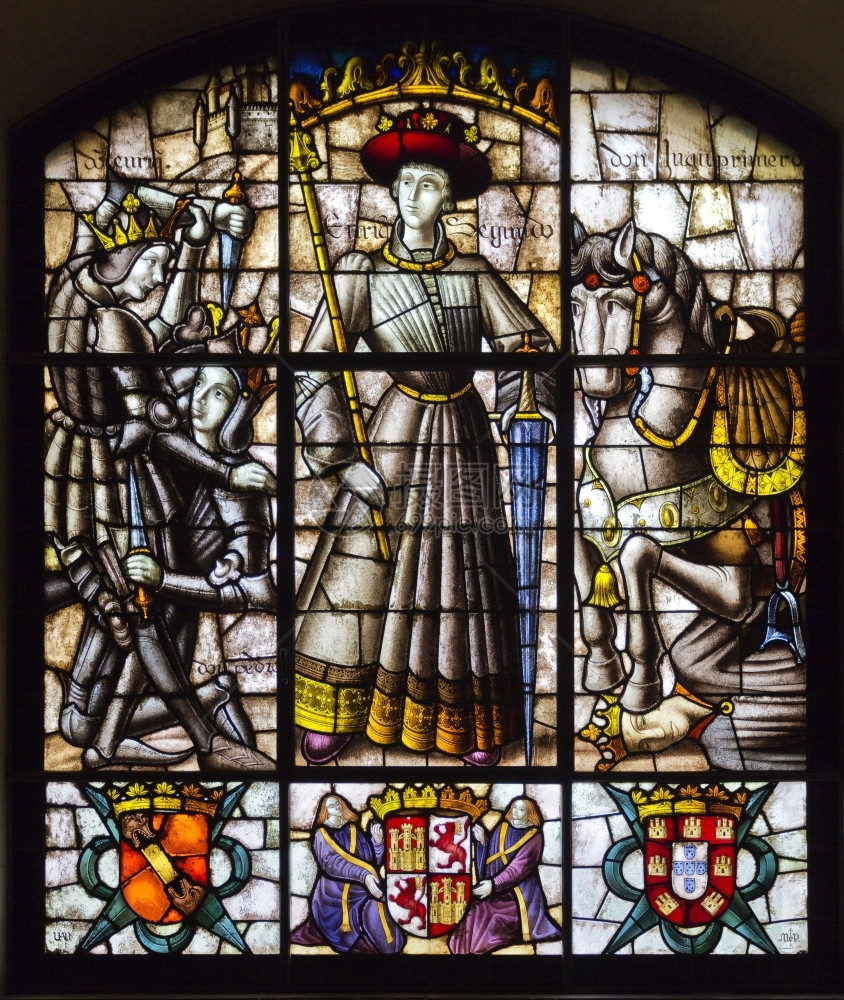 西班牙塞戈维亚Alcazar画廊大厅的彩色玻璃描绘卡斯蒂利亚国王亨二世骑士外套图片