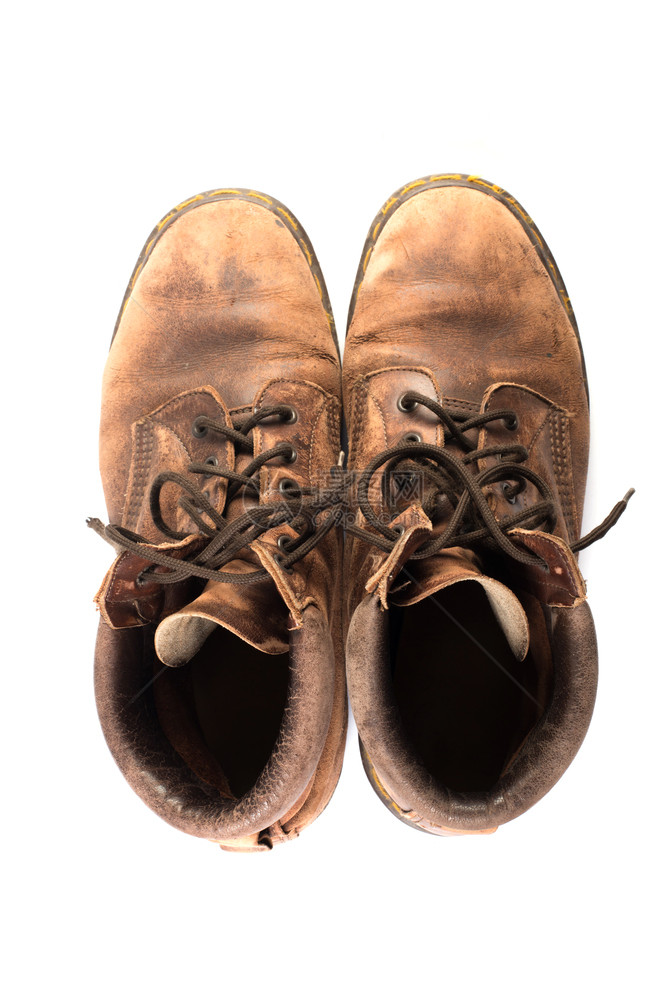 单身的白背景孤立旧棕色工作靴皮鞋的男人图片