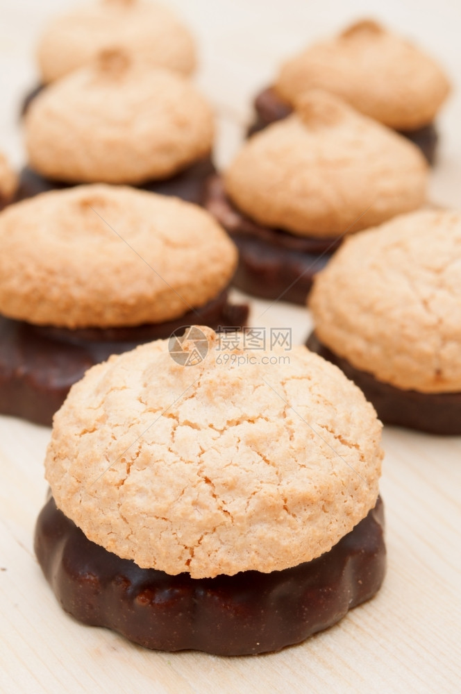 甜的木制桌上巧克力的自制椰子饼干糖果面包店图片