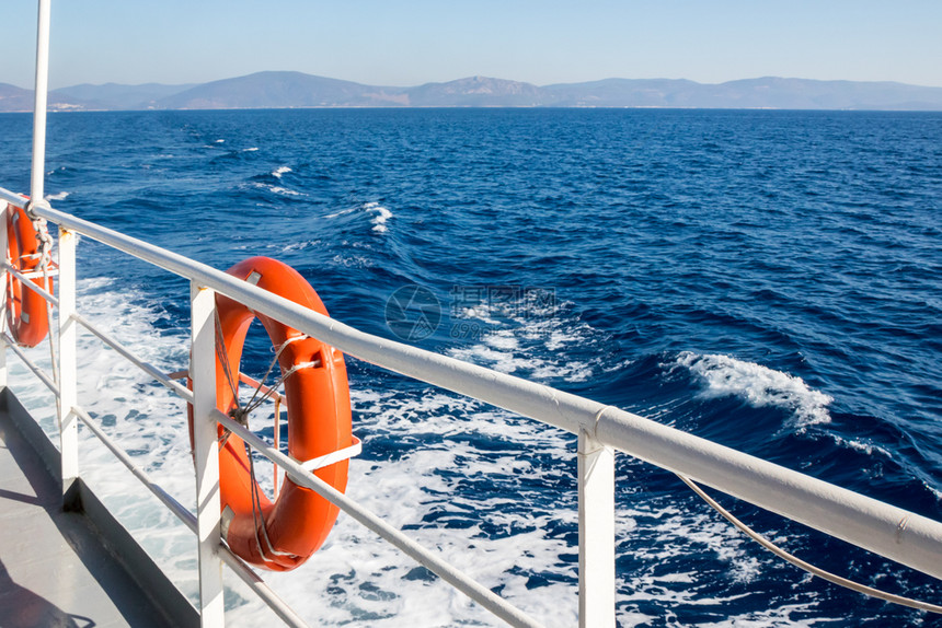 从土耳其BodrumDatca渡轮到土耳其大陆的海面移动渡船伦图片