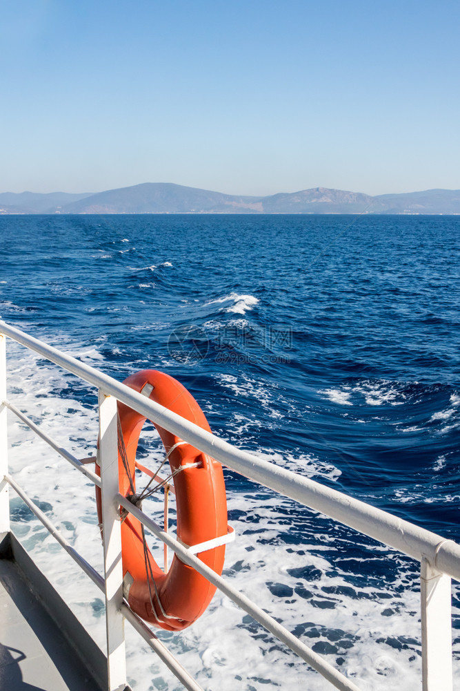 达恰海伦在下面从土耳其BodrumDatca渡轮到土耳其大陆的海面图片