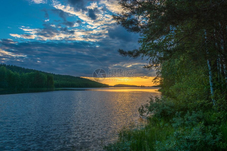 俄罗斯卡列利亚一个小湖上美丽的紫色日落风景橙夏天图片