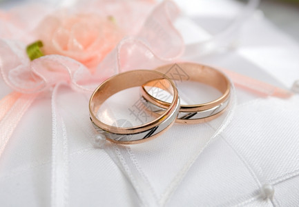 金色结婚戒指背景图片