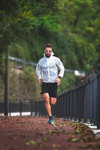 森林里跑步运动的男性图片