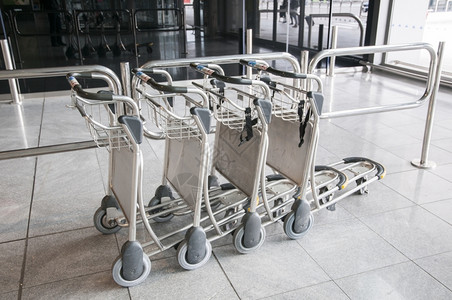 旅游服务西班牙巴塞罗那机场行李车西班牙巴塞罗那机场购物图片