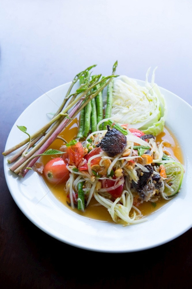 卷心菜食物泰国辣木瓜沙拉或含新鲜蔬菜的索姆坦健康图片