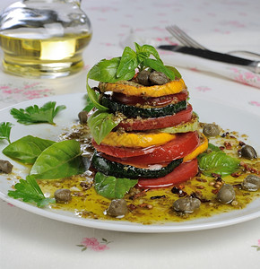 开胃菜番茄害虫和松果美味的肉汁刺山柑图片