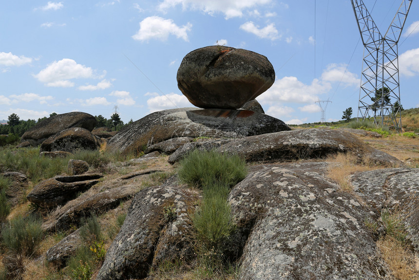 环绕在葡萄牙BeiraAlta的CeloricodaBeira附近一个邪灵包围着它周的神秘花岗岩巨石称为贝尔斯通或Penedod图片
