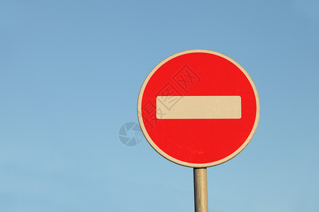 一种警告蓝色背景上禁止进入的路标禁止进入的路标运输图片