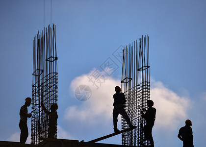 工人和建筑施员休整月刊Sillhouette云基础设施工业的图片