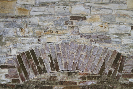 风化岩石带有砖插入背景或石墙纹理的砖插入背景壁具体图片