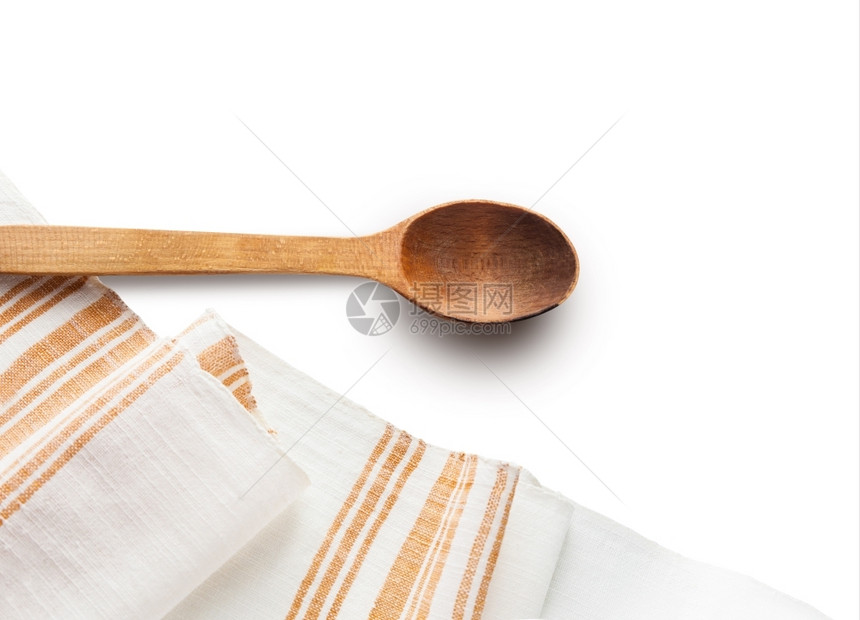 传统的在白色背景下被孤立的木勺和家用毛巾装饰品钢包图片