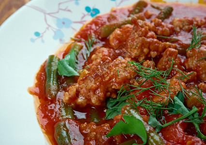 煮熟的KymalFasulye土耳其菜配有碎牛肉和番茄酱的青豆馅绿色图片
