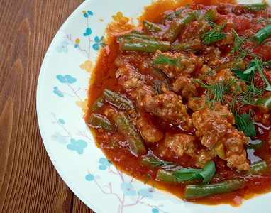 晚餐盘子KymalFasulye土耳其菜配有碎牛肉和番茄酱的青豆剁碎图片