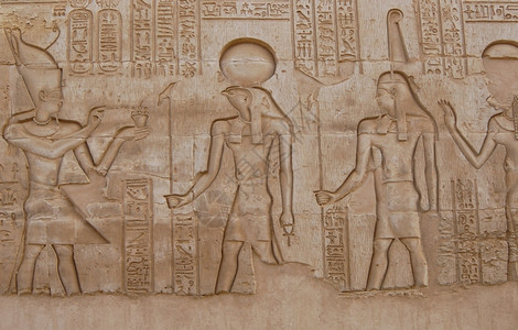 翁博象形文字建筑学在埃及KomOmbo寺庙墙上雕刻神灵图片