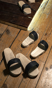 肩带凉鞋木制的地板上鞋用带皮的普通木制拖鞋图片