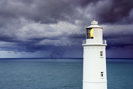 逆境信标保护灯塔对抗风暴的天空图片