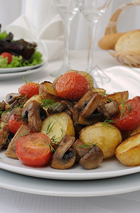 蔬菜带蘑菇和番茄的炸土豆津有味菜肴图片
