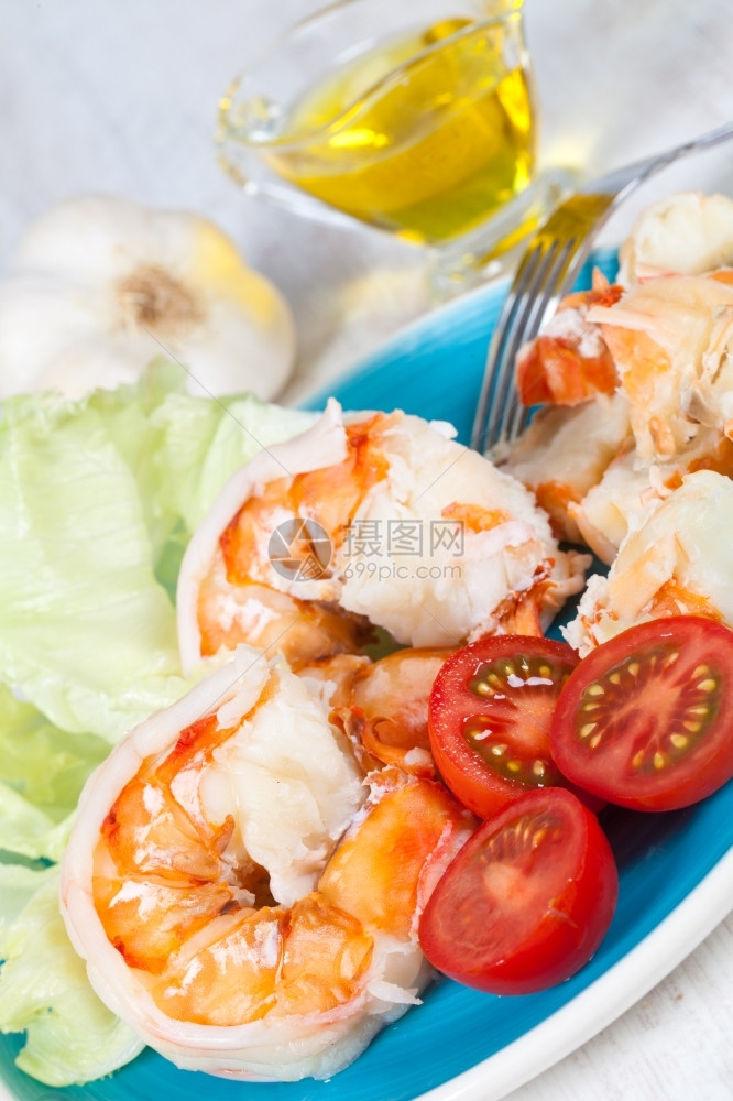 虾皮营养食物美味虾沙拉在蓝色盘子上图片