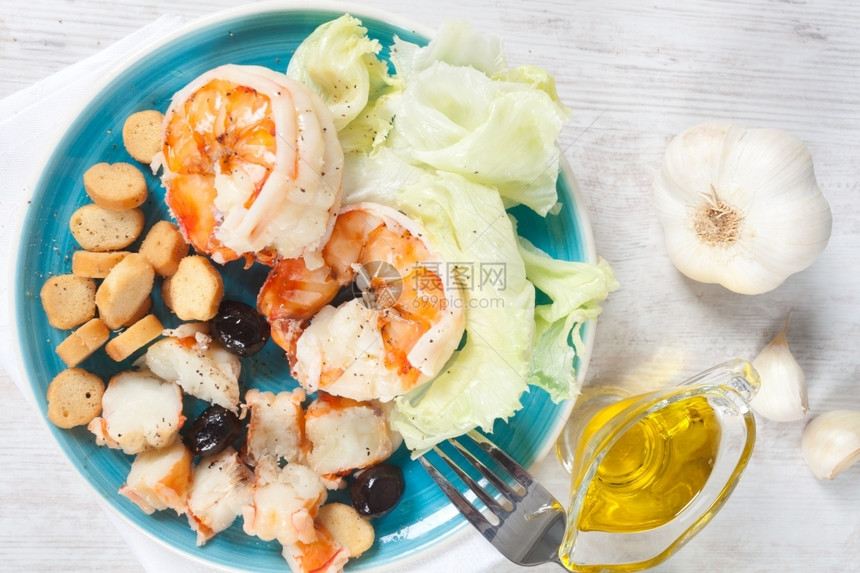 一种美味虾沙拉在蓝色盘子上甘巴斯食物图片