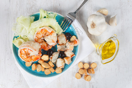 食物美味虾沙拉在蓝色盘子上的亚洲人图片