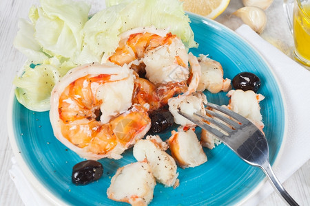 甘巴斯食物美味虾沙拉在蓝色盘子上健康图片