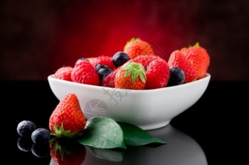 森林营养浆果红光背景的混合新鲜果子相片图片