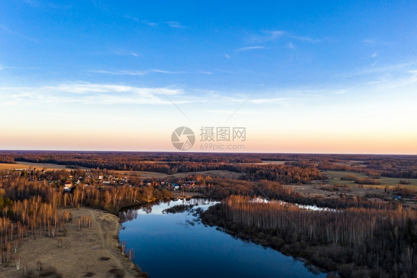 鸟类村庄俄罗斯Ivanovo地区Rozhnovo村附近的日落光下乌沃德河Uvod美丽的图片