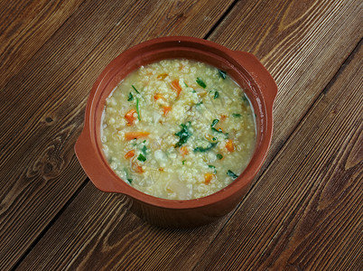 盘子制作库莱施Kulesch乌克兰粥用猪油小米和蔬菜制成图片