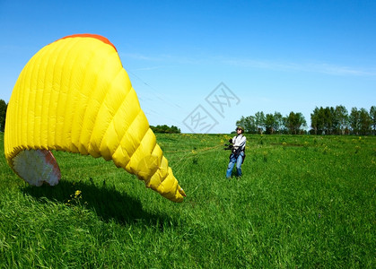 伞兵男人青年子伞式飞机驾驶员操作运动图片