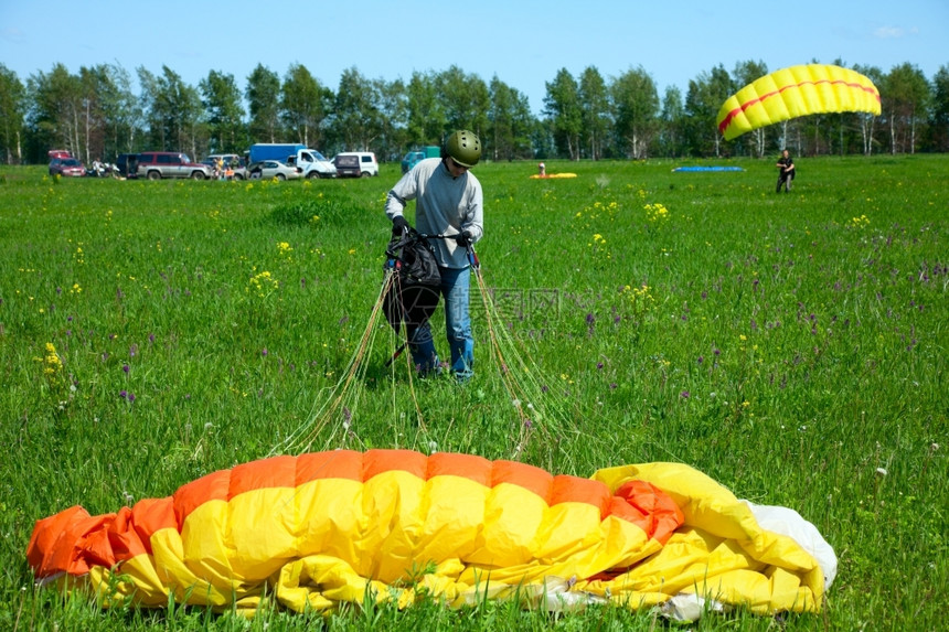 青年男子伞式飞机驾驶员操作活动男人天空图片