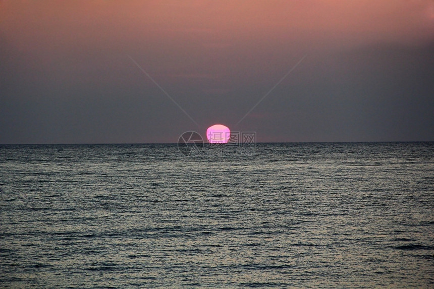 暮美丽的夜晚海与红日落水自然图片