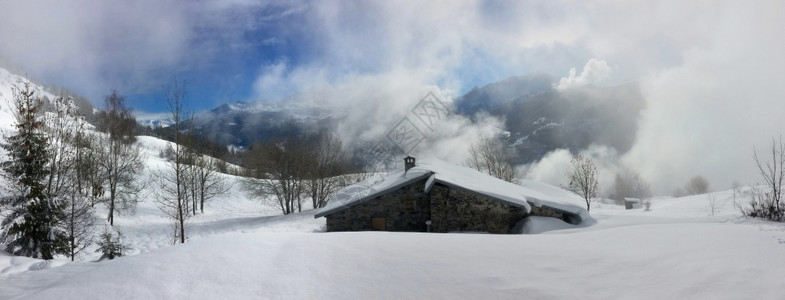 美丽的雪山下的村落图片