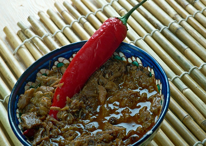 盘子制作一顿饭用猪肉和血制成的菲律宾杜努甘炖菜高清图片